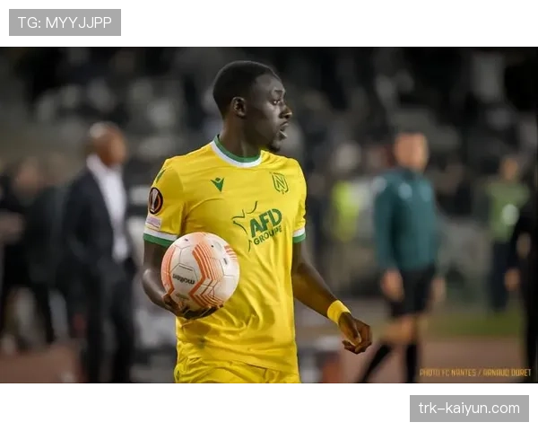 门将失误送礼后，南特队长阿皮亚第一时间上前安慰